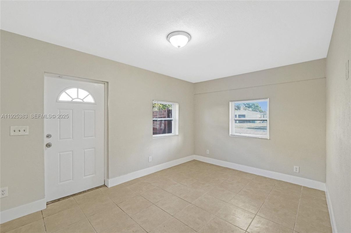 Empty room, Interior