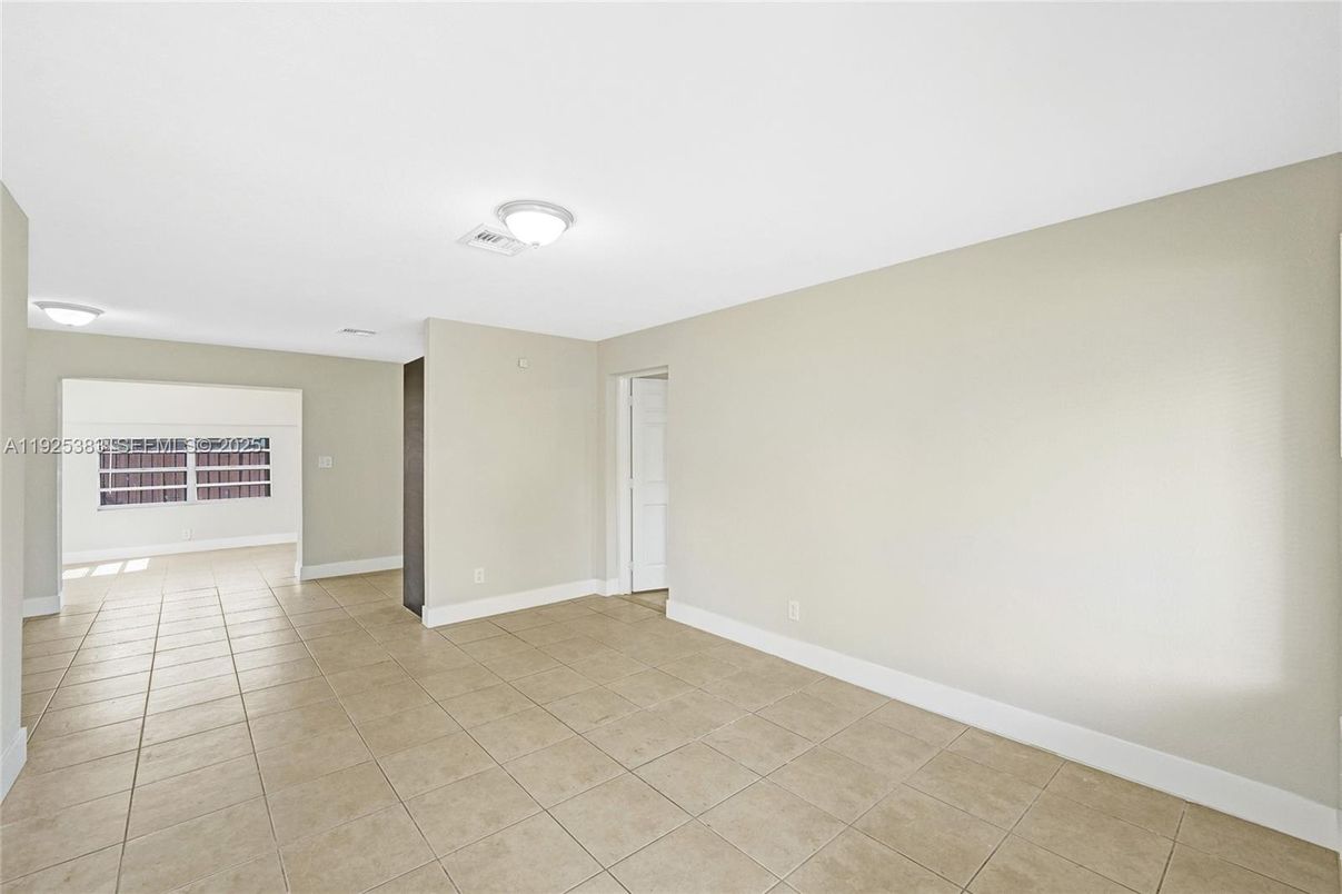 Empty room, Interior