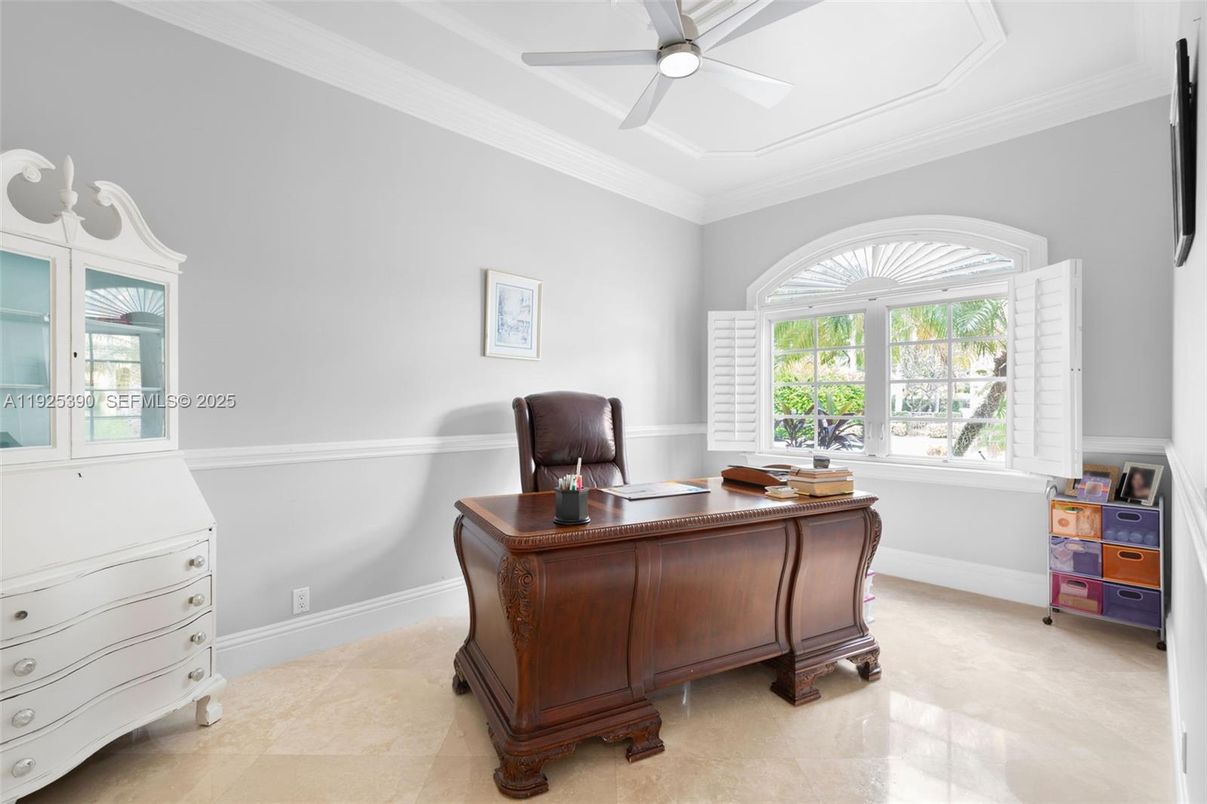 Home Office, Interior