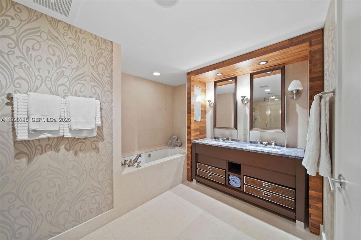 Bathroom, Dual Sink Vanities, Interior, Recessed Lighting