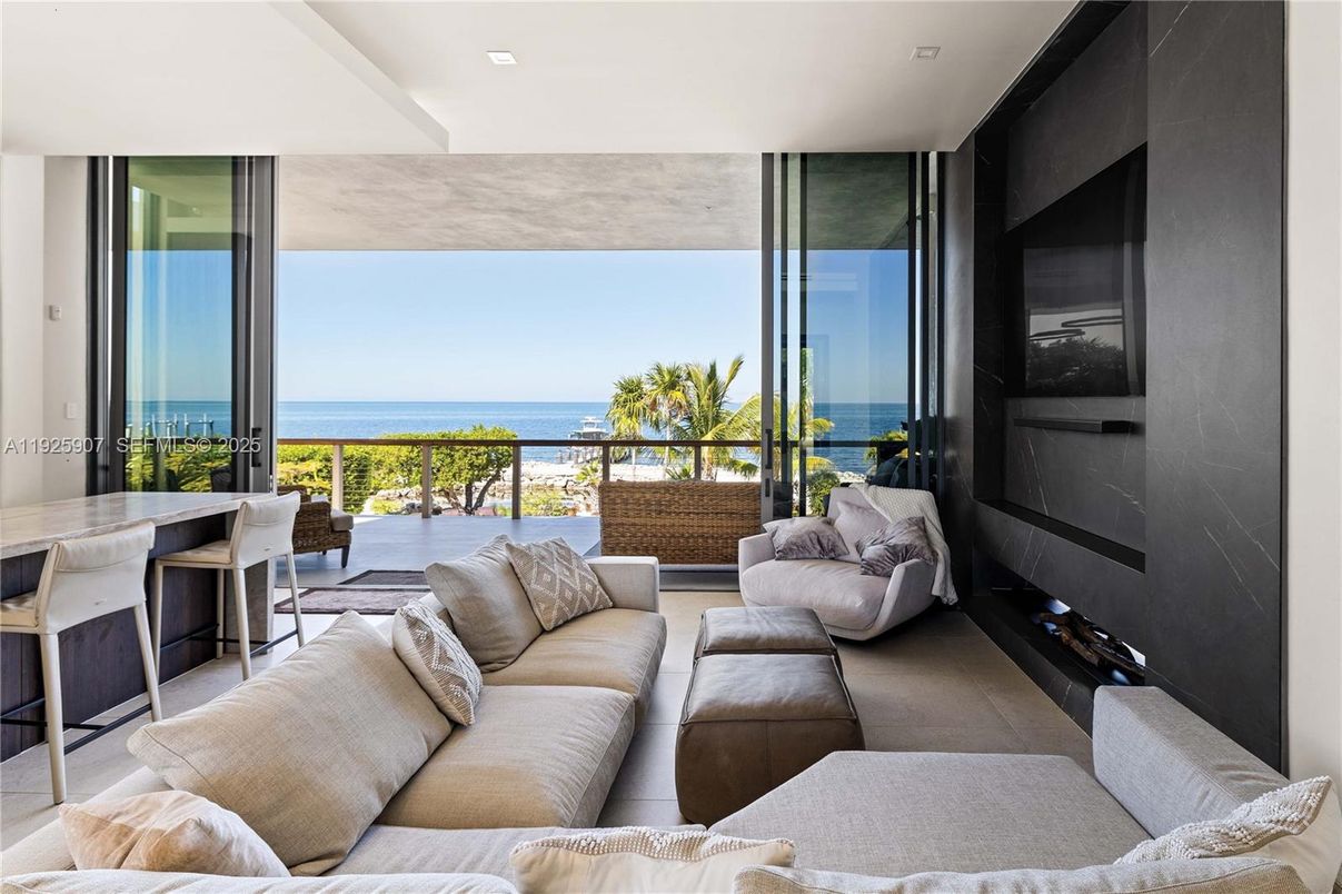 Interior, Living room, Recessed Lighting, Water