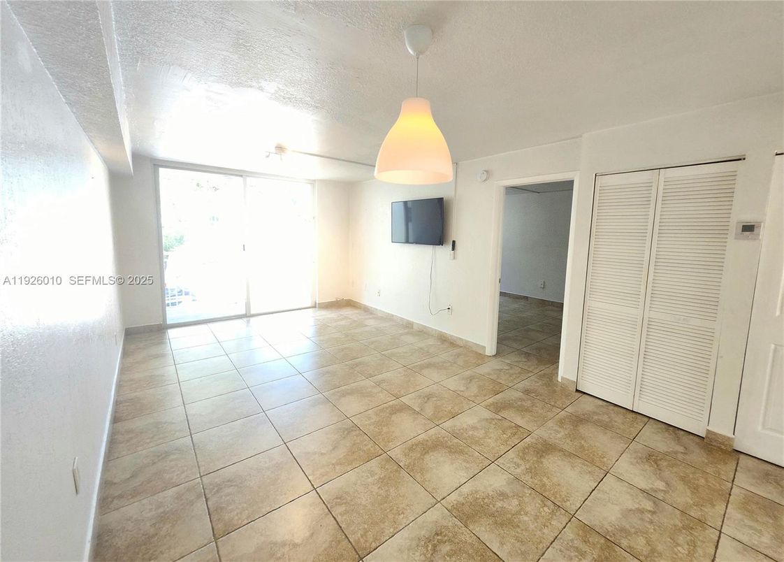 Empty room, Interior, Pendant Lights