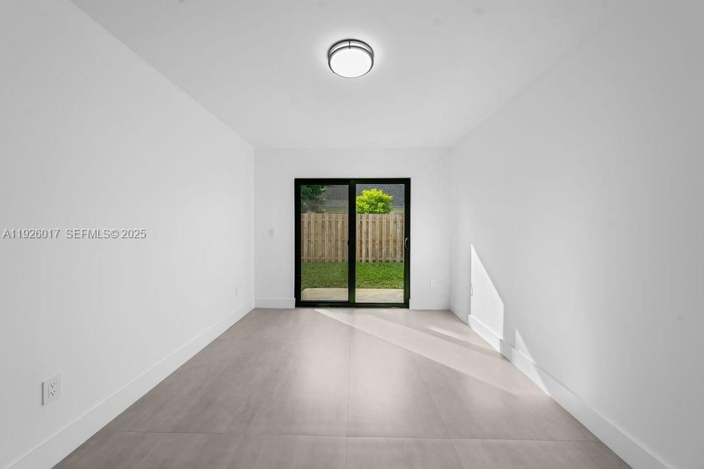 Empty room, Interior