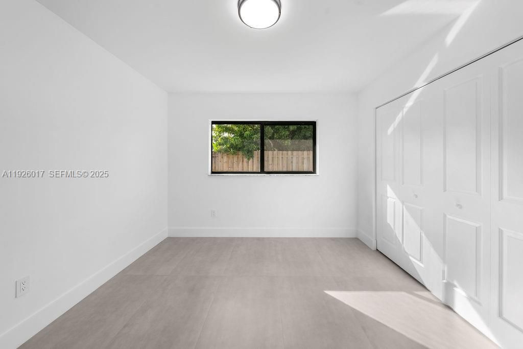 Empty room, Interior