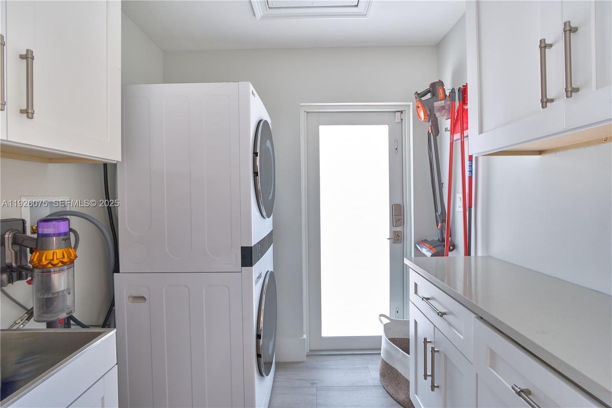 Interior, Washer, Wood Texture Flooring