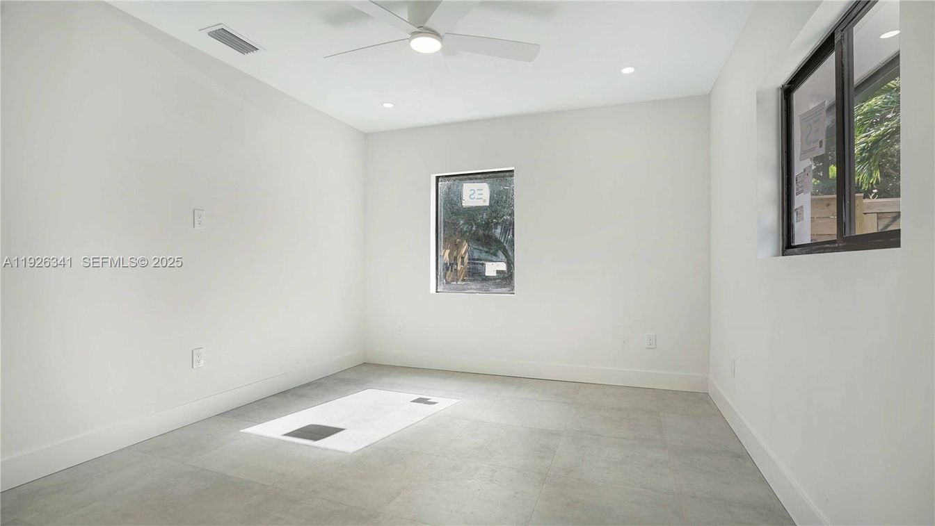 Empty room, Interior, Recessed Lighting