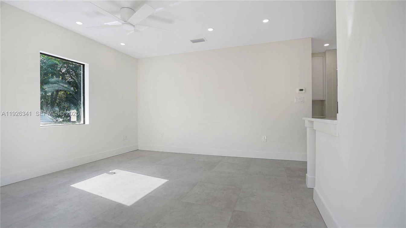 Empty room, Interior, Recessed Lighting