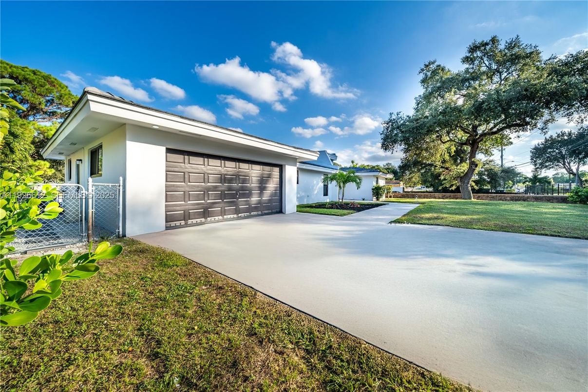 Detached Garage, Exterior