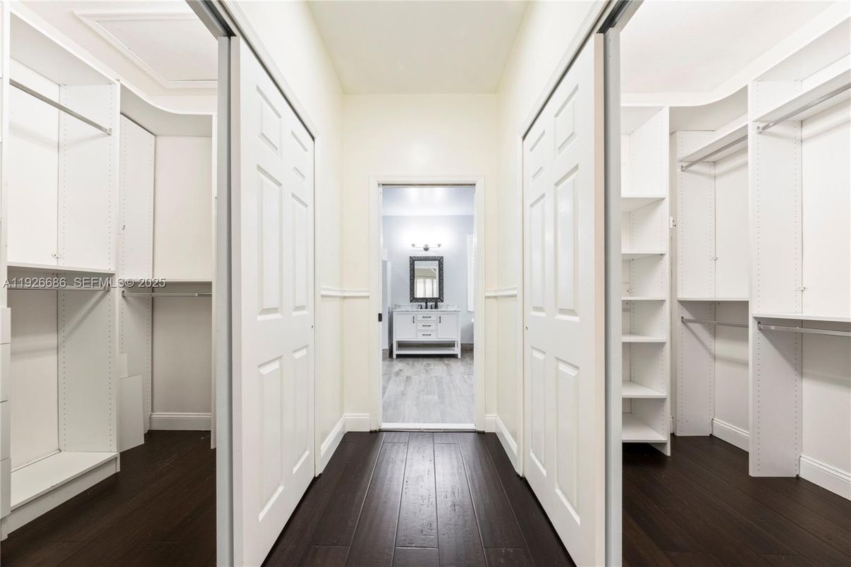 Interior, Walk-in Closets, Wood Texture Flooring