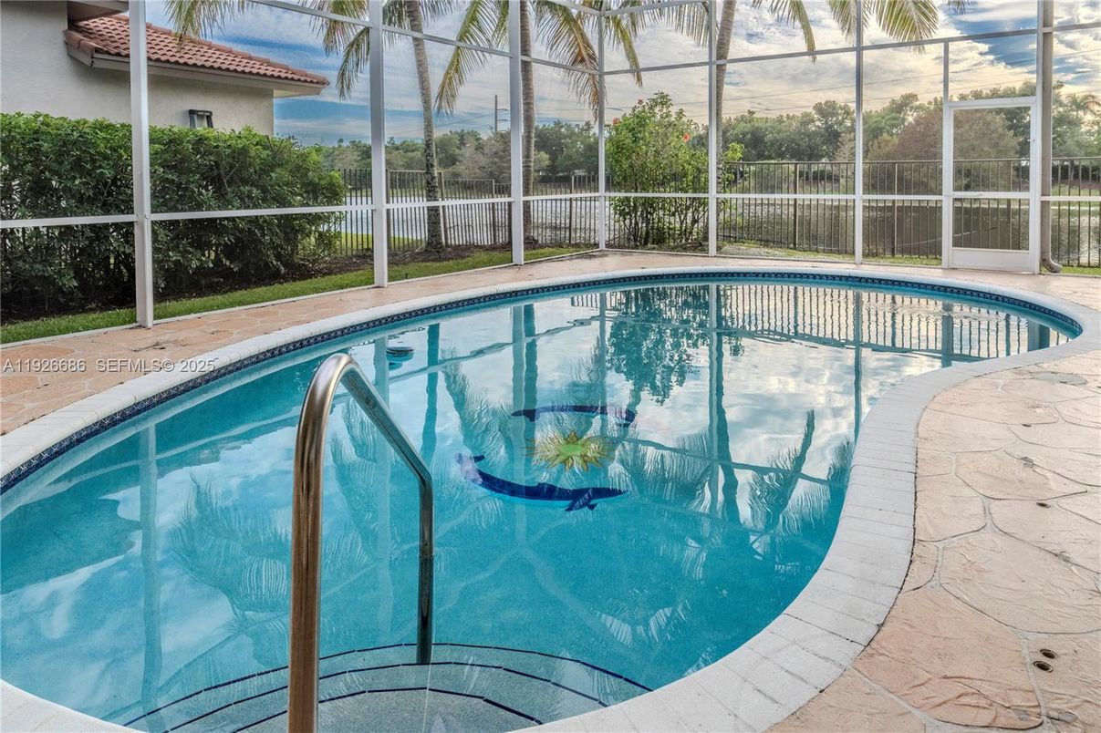Interior, Pool, Sun Room