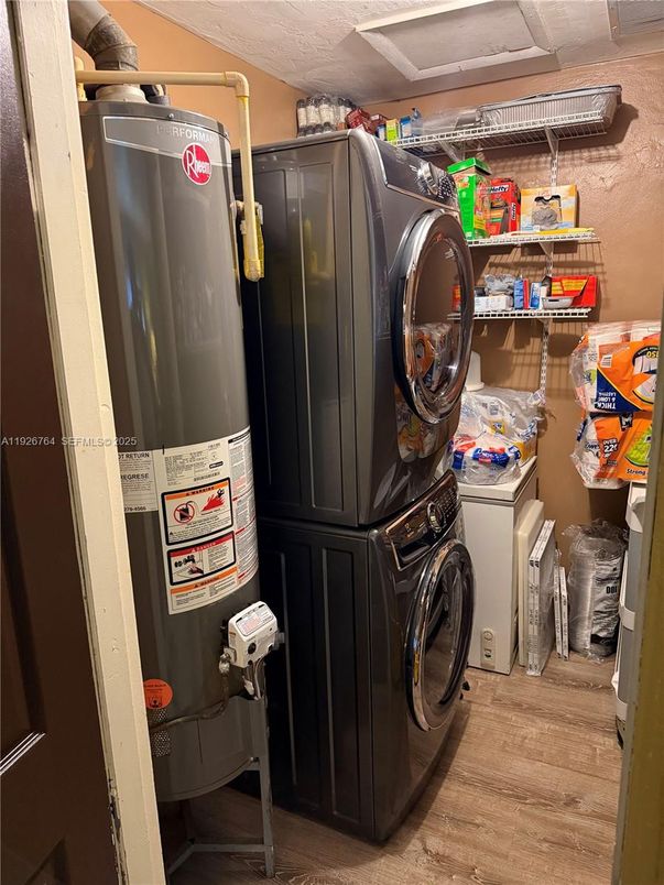 Interior, Washer, Wood Texture Flooring