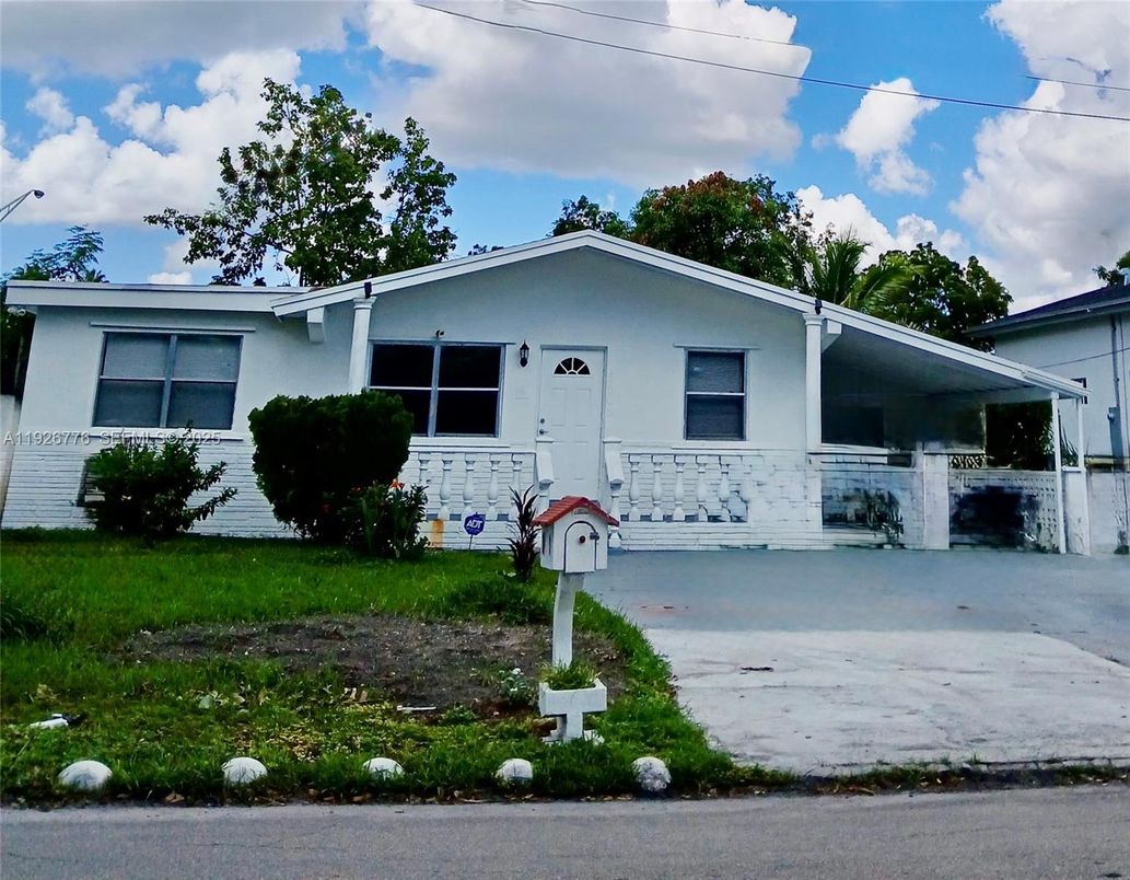 Exterior, Facade, Ranch