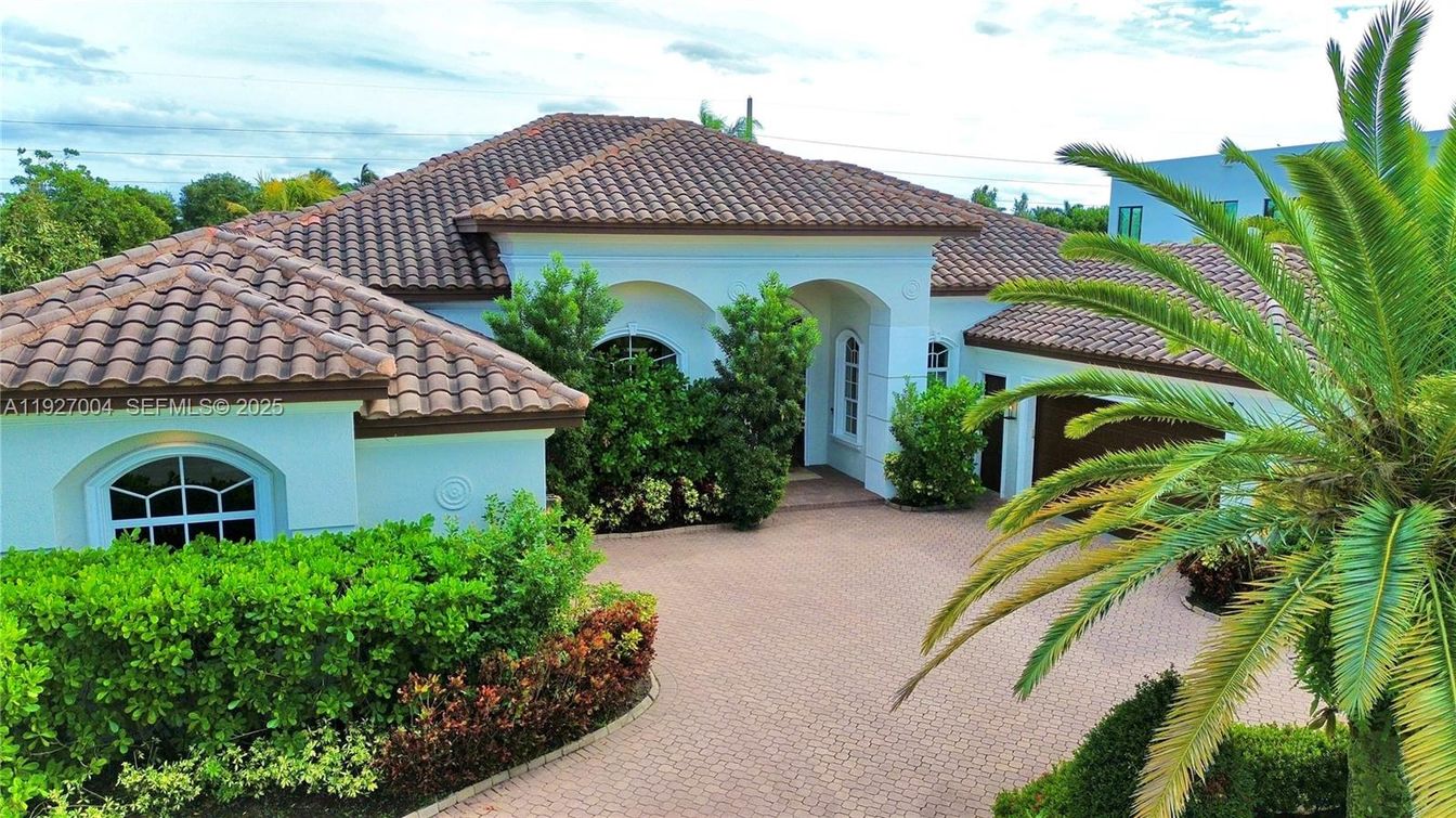 Exterior, Facade, Mediterranean