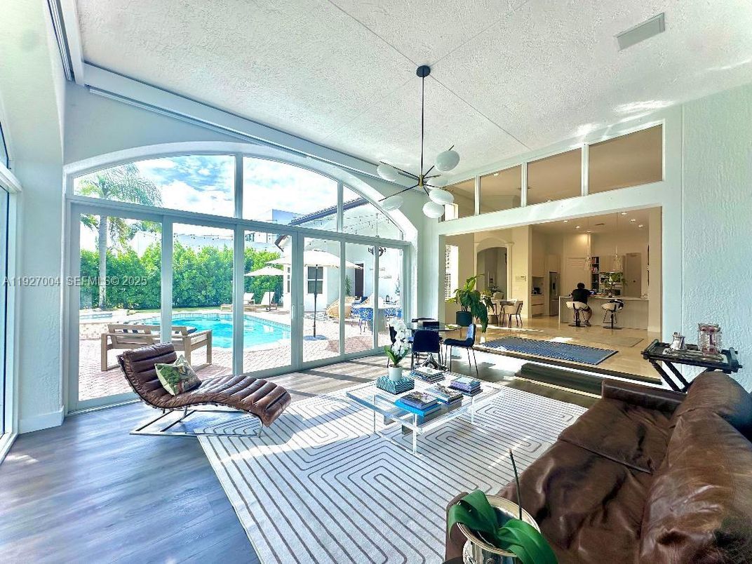 Interior, Living room, Recessed Lighting, Sun Room, Wood Texture Flooring