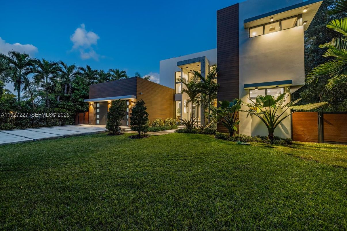 Backyard, Exterior, Facade, Modern