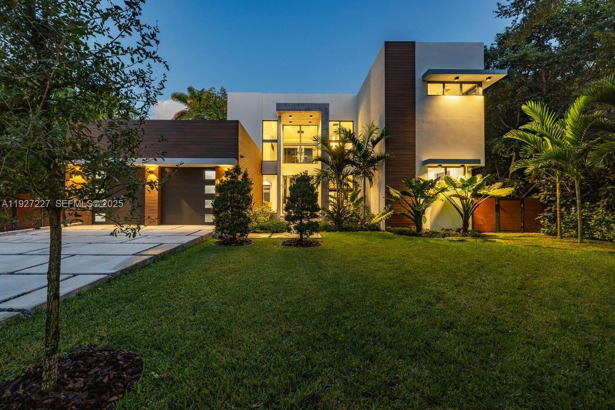 Attached, Backyard, Exterior, Facade, Modern