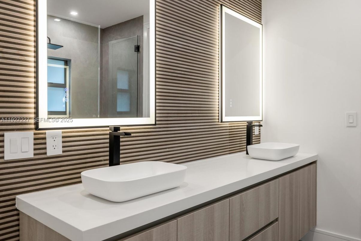 Bathroom, Dual Sink Vanities, Interior, Recessed Lighting