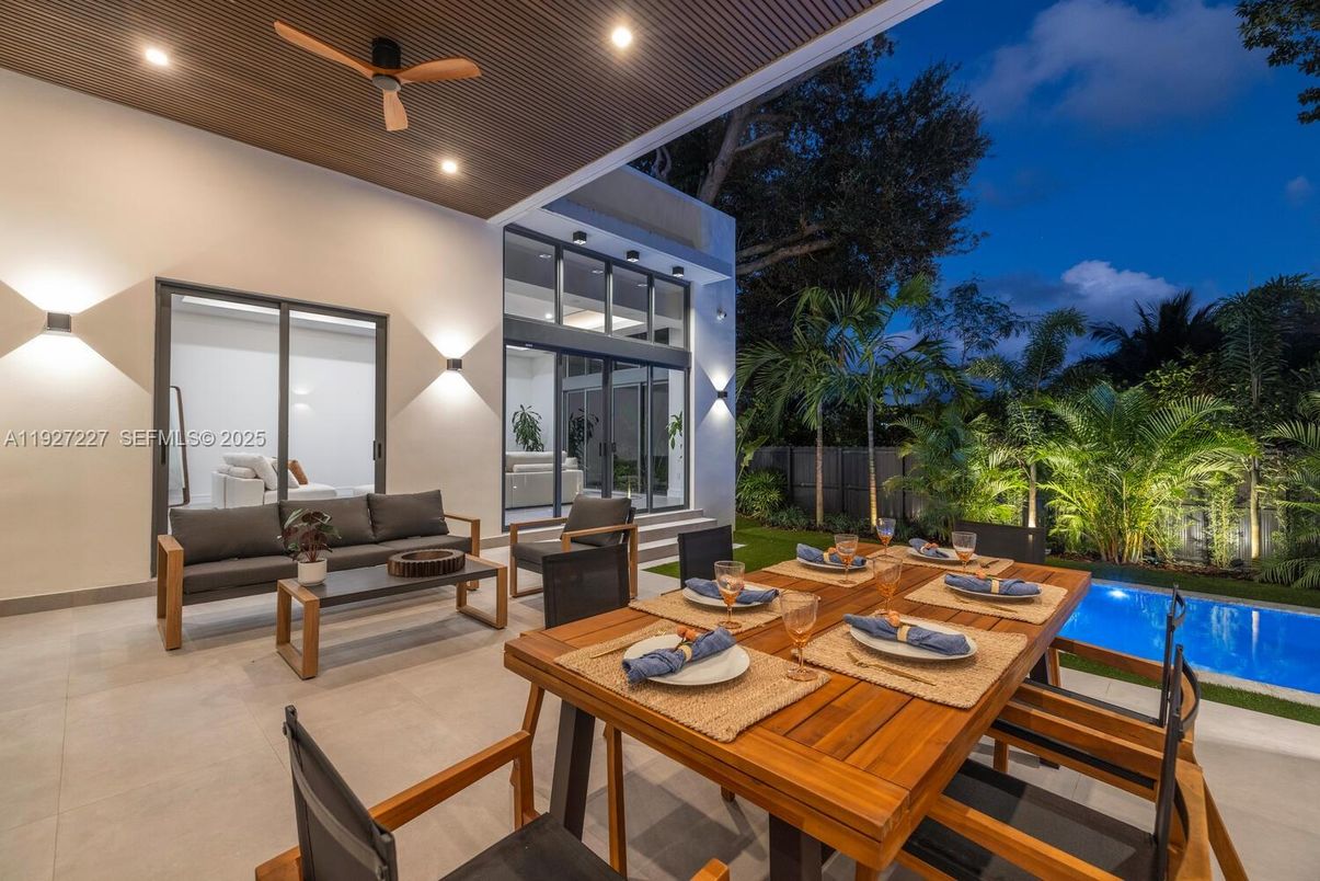 Exterior, Pool, Recessed Lighting