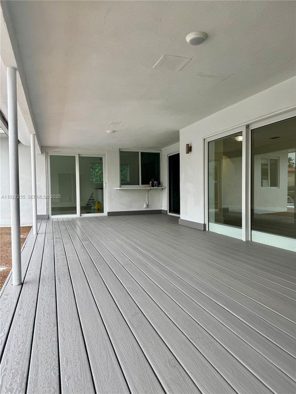 Empty room, Interior