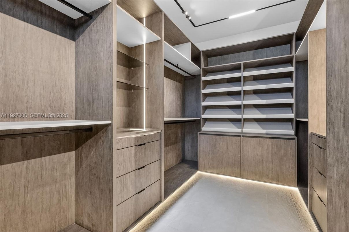 Interior, Walk-in Closets