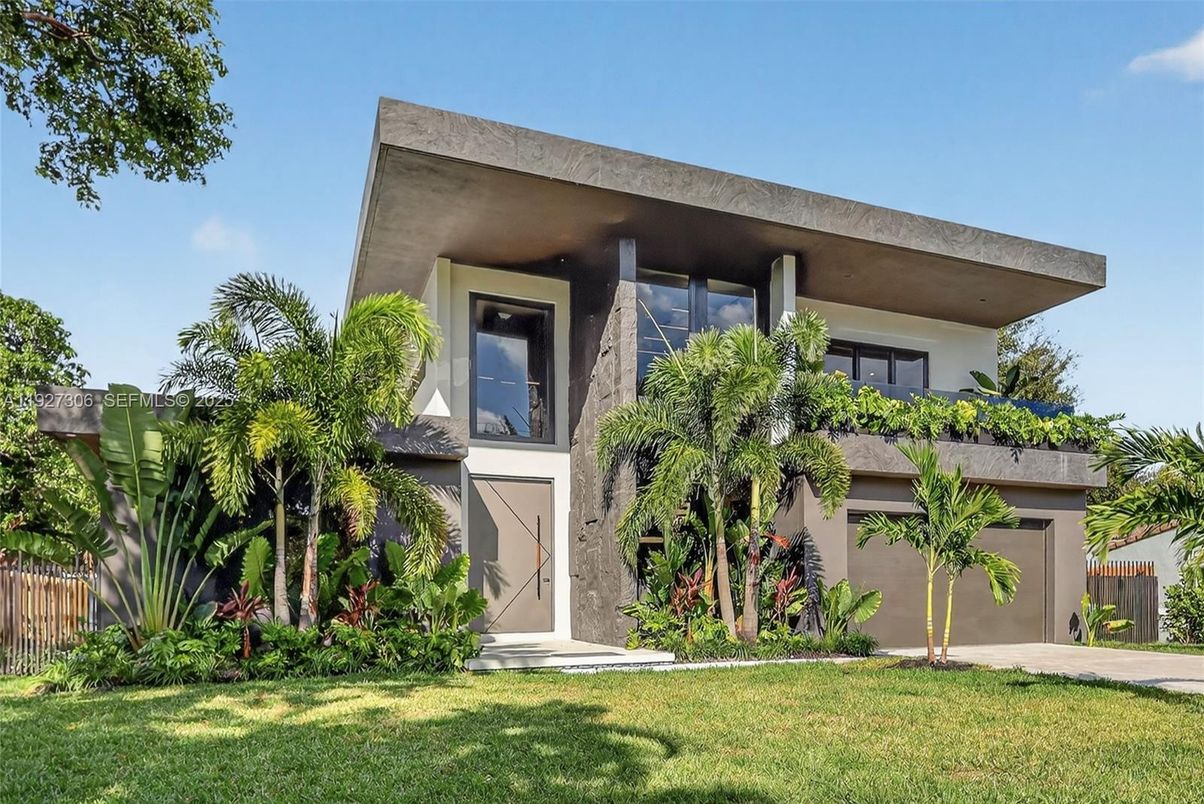 Attached, Backyard, Exterior, Facade, Modern