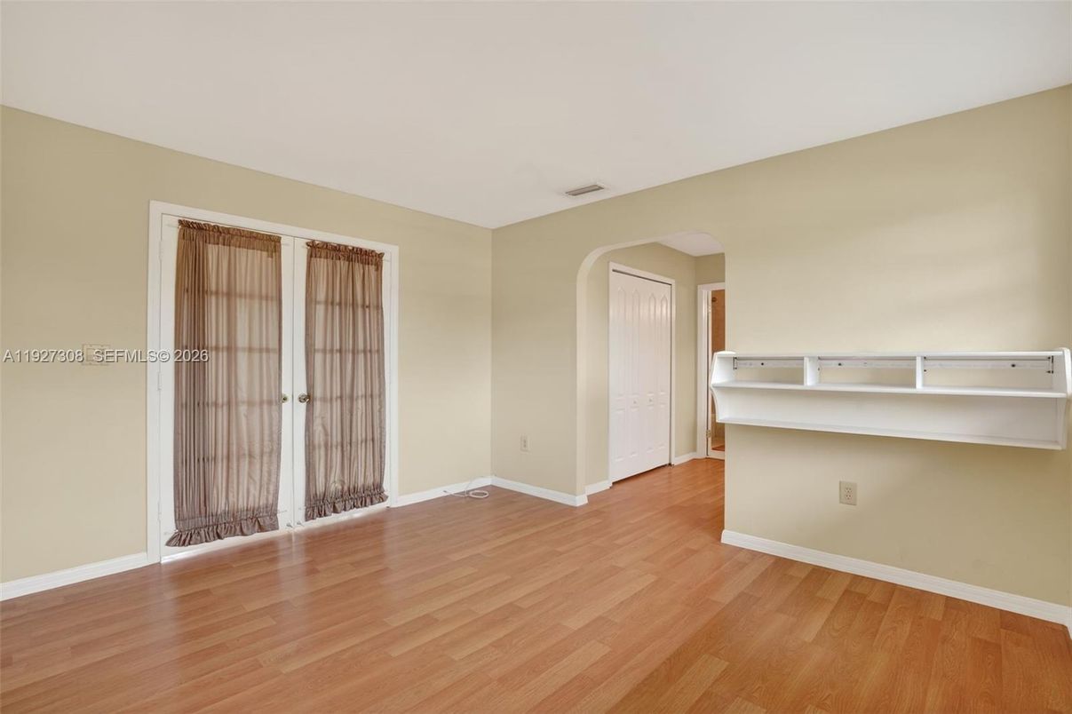 Interior, Walk-in Closets, Wood Texture Flooring