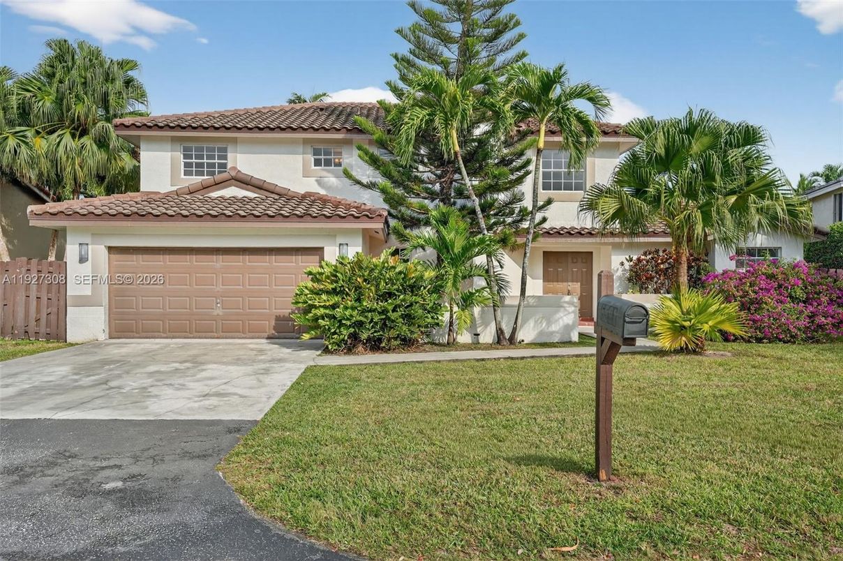 Attached, Exterior, Facade, Mediterranean