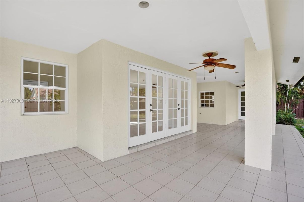 Empty room, Interior