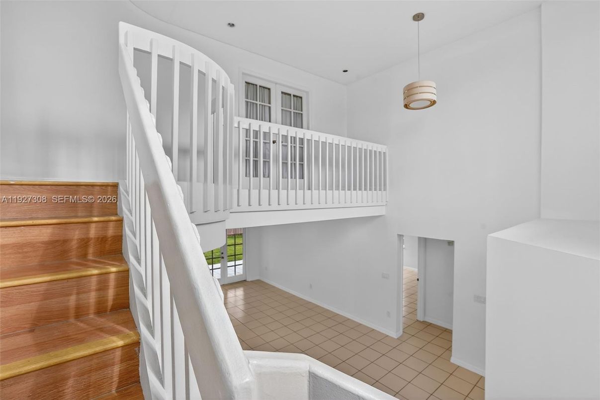 Interior, Pendant Lights, Wood Texture Flooring