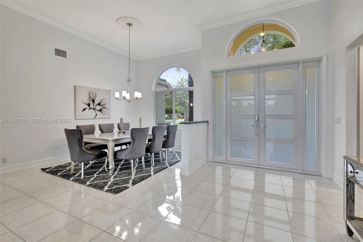 Chandelier, Dining room, Interior, Pendant Lights