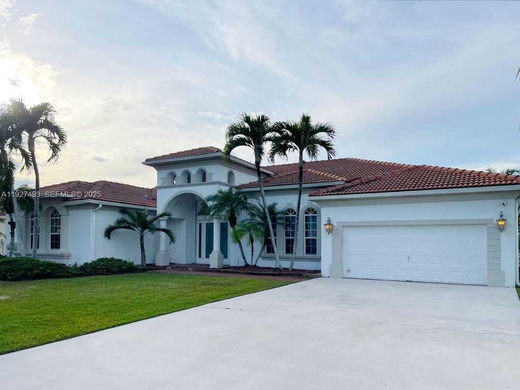 Attached, Exterior, Facade, Spanish Mediterranean