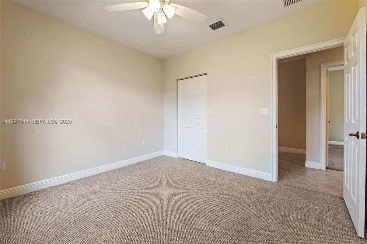 Empty room, Interior