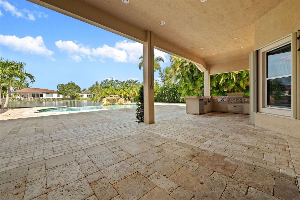 Exterior, Outdoor Kitchen, Pool