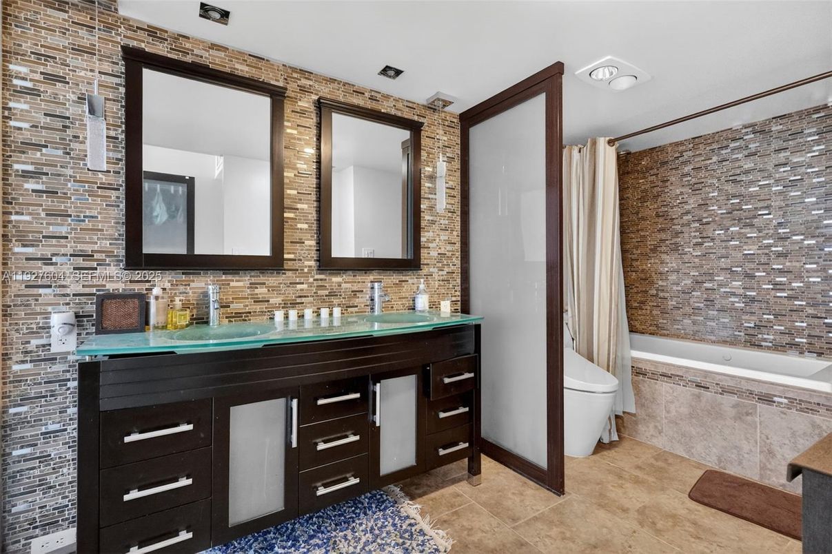 Bathroom, Dual Sink Vanities, Interior, Recessed Lighting