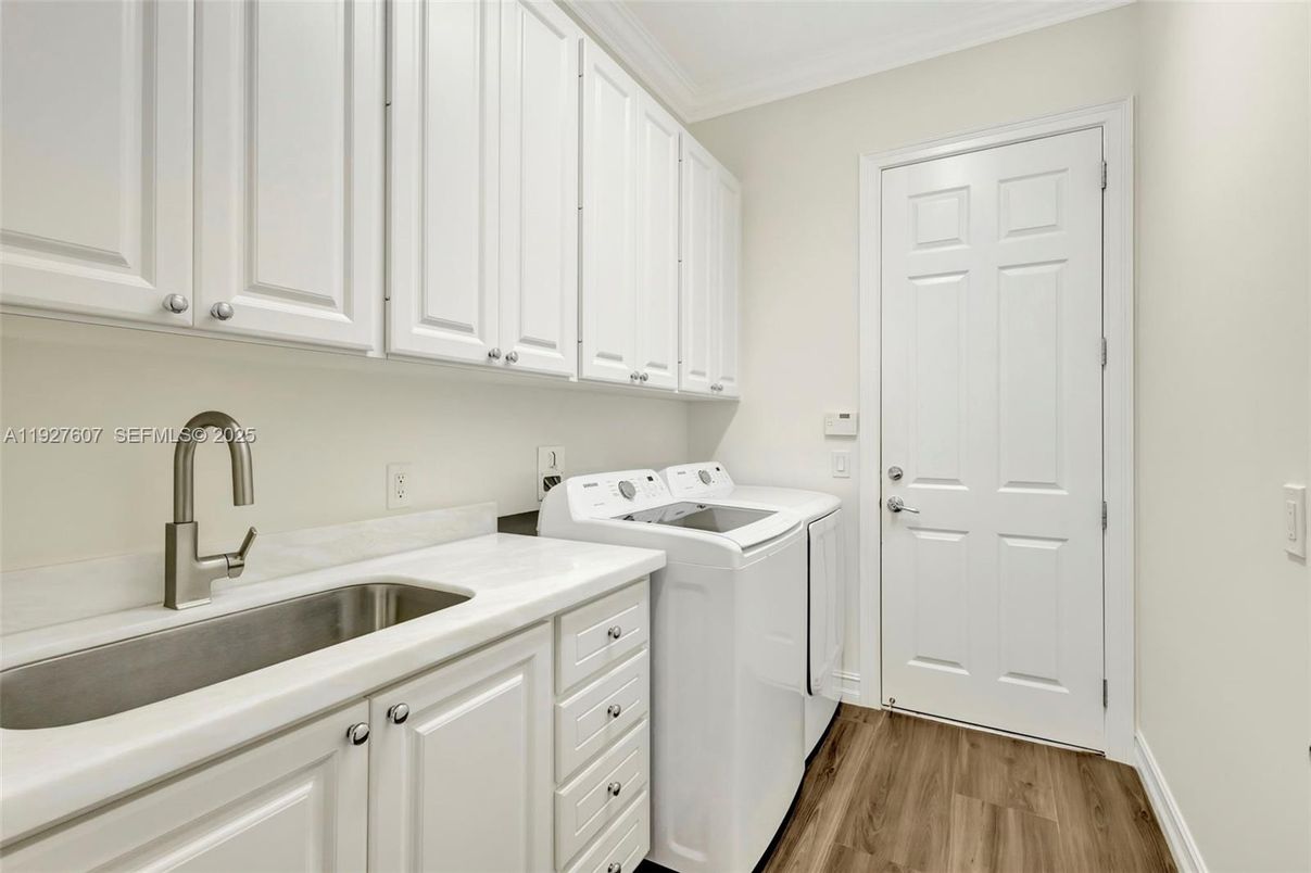Interior, Washer, Wood Texture Flooring