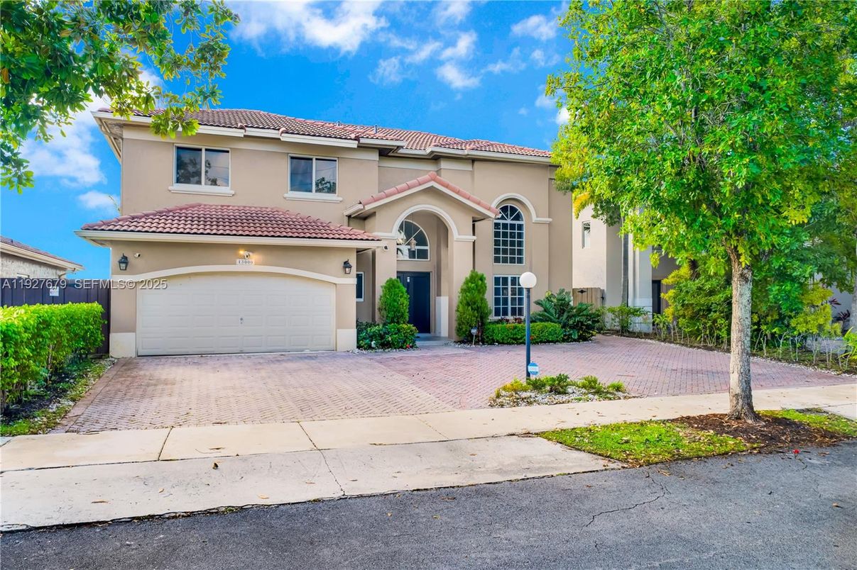 Attached, Exterior, Facade, Mediterranean