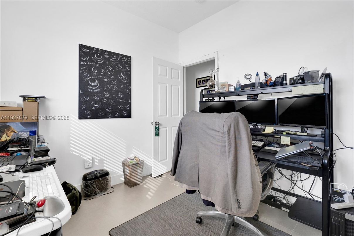 Home Office, Interior