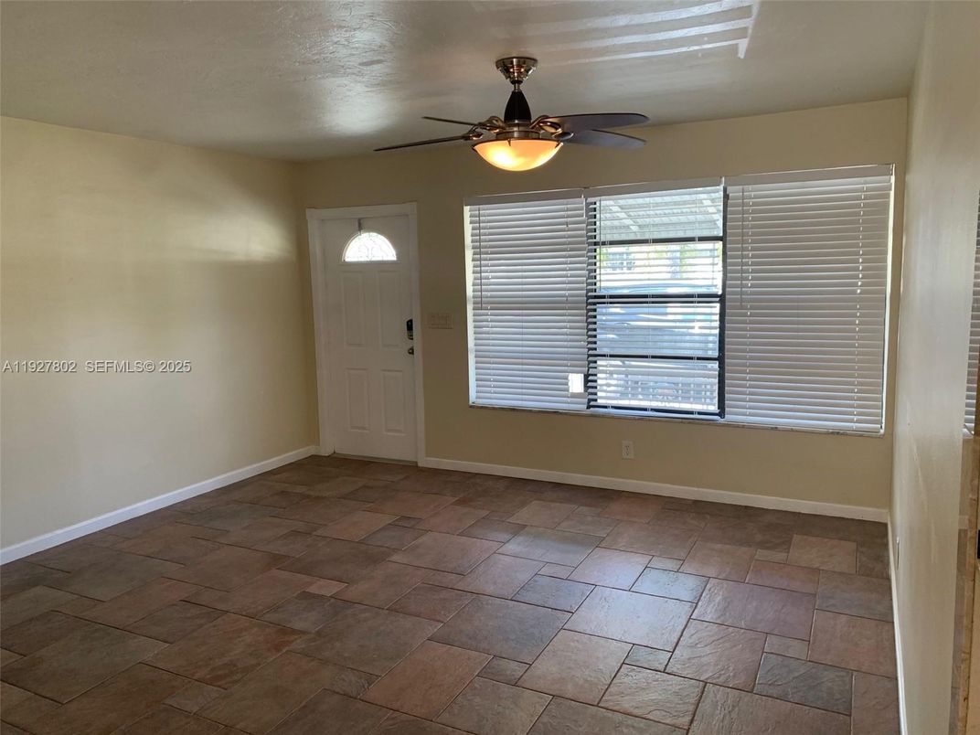 Empty room, Interior