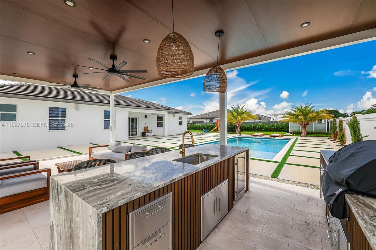 Exterior, Outdoor Kitchen, Pool