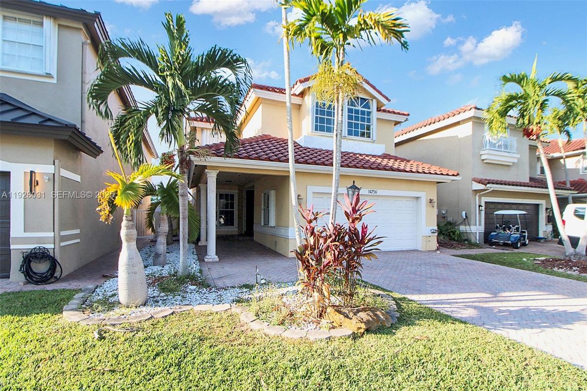 Attached, Exterior, Facade, Mediterranean