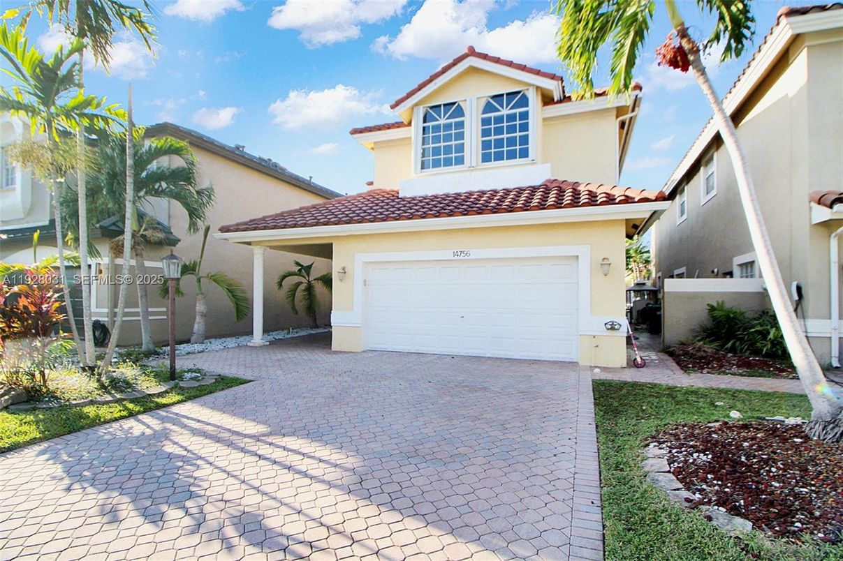 Attached, Exterior, Facade, Mediterranean