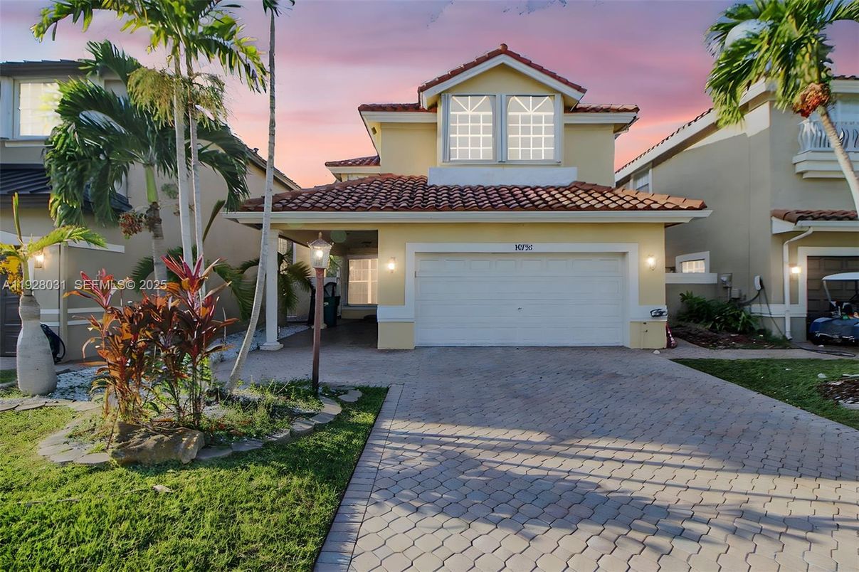 Attached, Exterior, Facade, Mediterranean