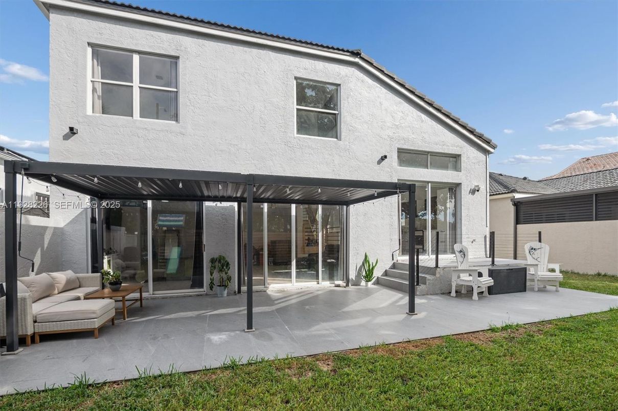 Backyard, Exterior, Outdoor Kitchen