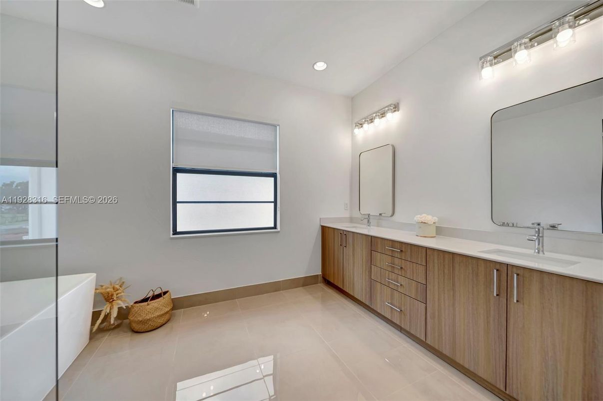 Bathroom, Dual Sink Vanities, Interior, Recessed Lighting