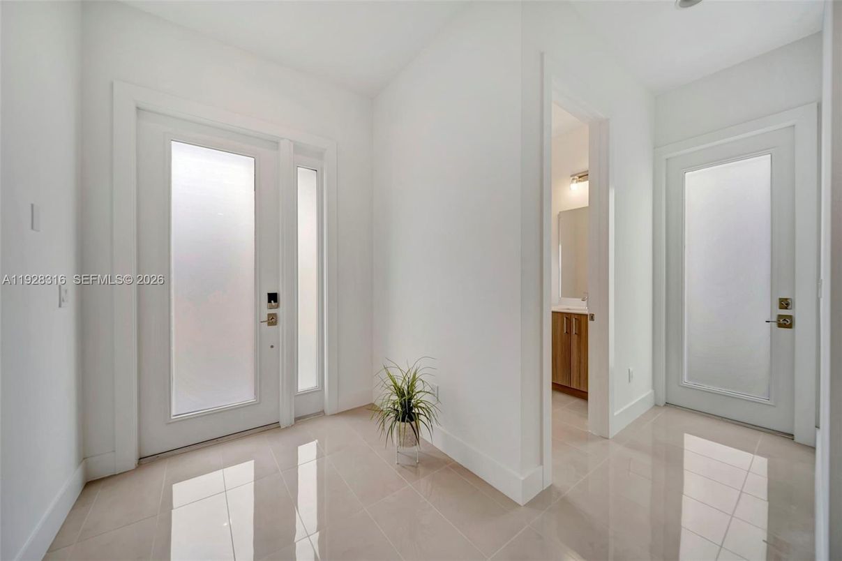 Empty room, Interior