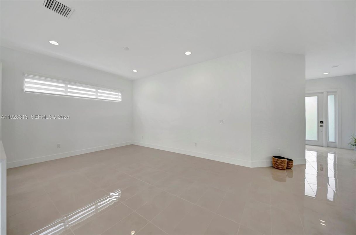Empty room, Interior, Recessed Lighting