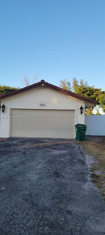 Detached Garage, Exterior