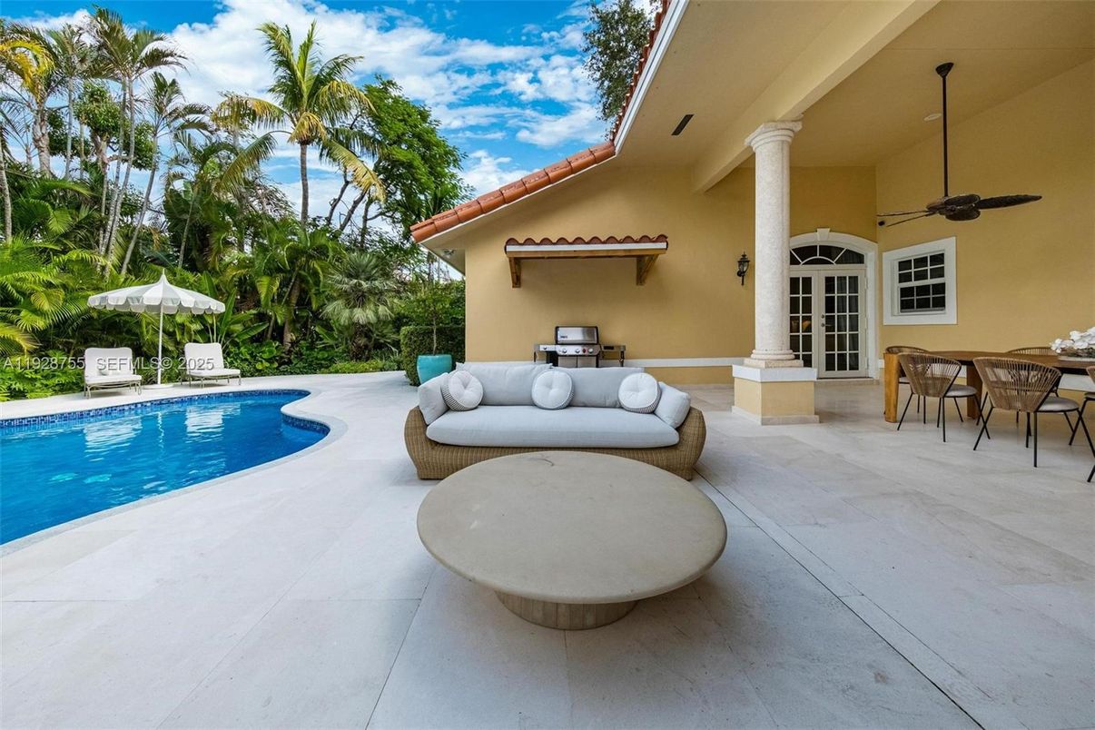 Exterior, Outdoor Kitchen, Pool