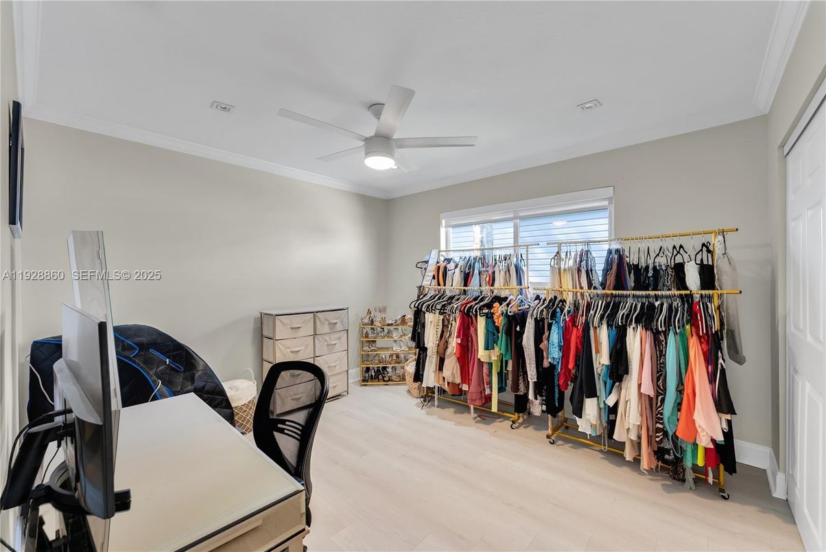 Interior, Walk-in Closets, Wood Texture Flooring