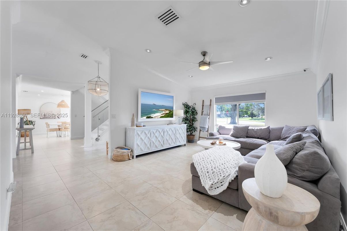 Interior, Living room, Pendant Lights, Recessed Lighting